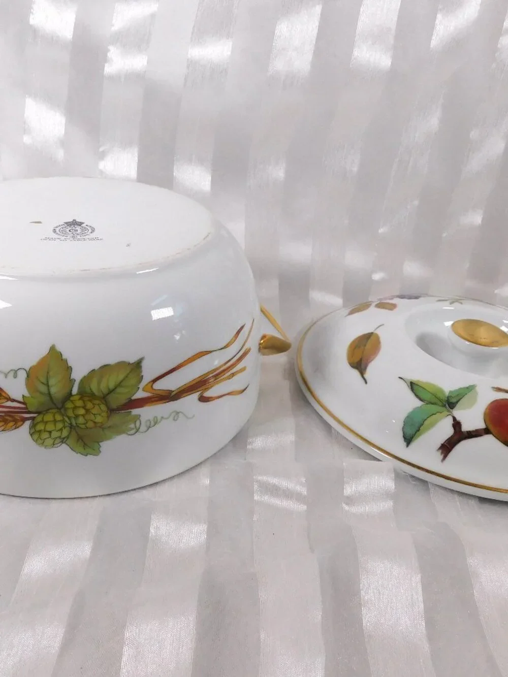 Royal Worcester Round Entrée Dish and Lid in Eversham Gold # 26292